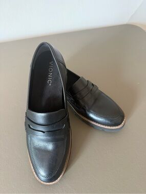 Vionic Black Leather Penny Loafers with Tan Trim size 6.5